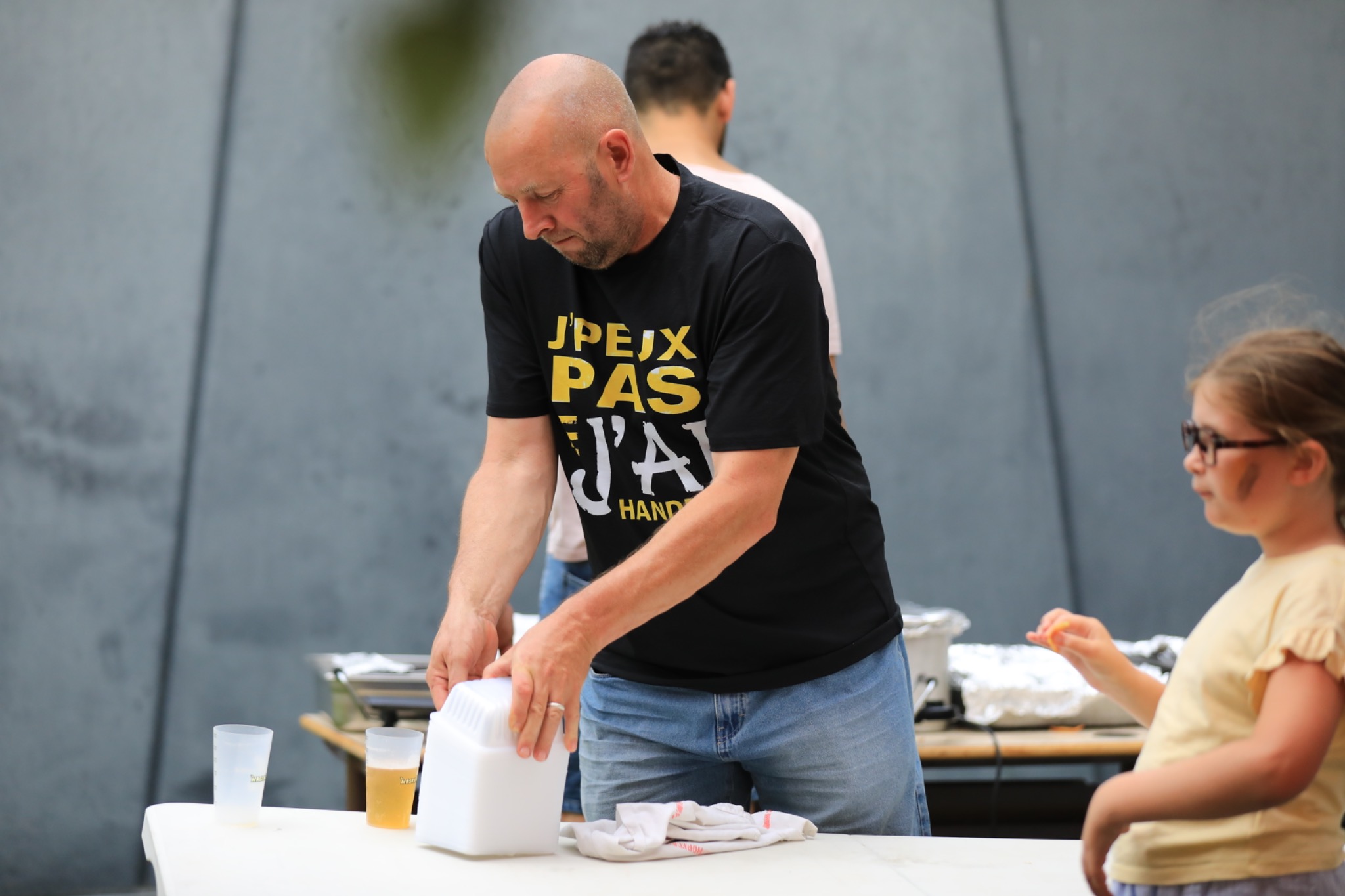 Des bénévoles préparent la restauration au club Des bénévoles préparent la restauration au club