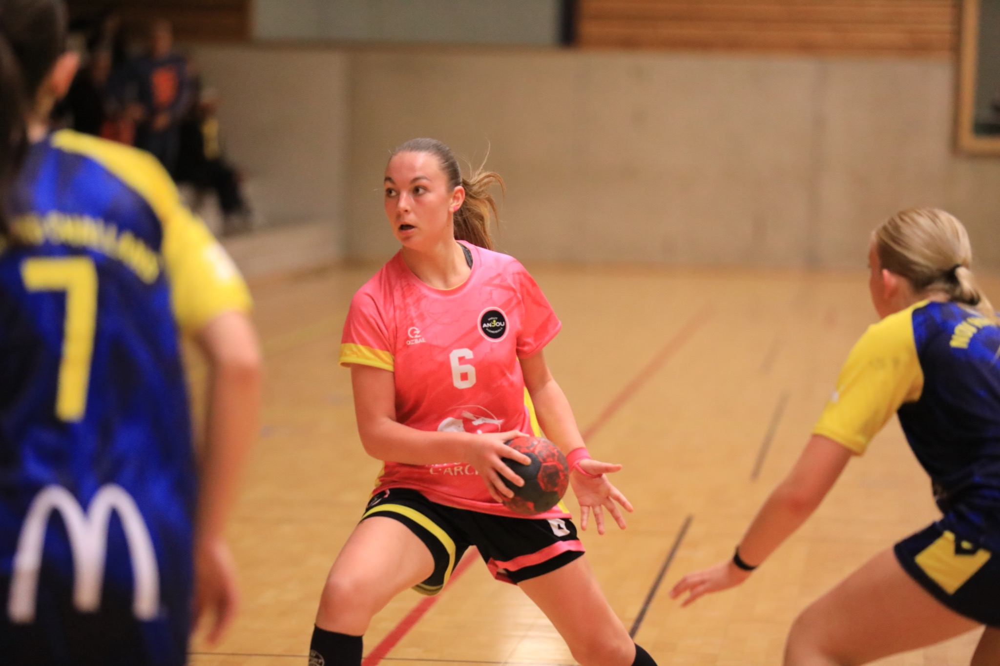 Action de handball féminin pendant une rencontre
