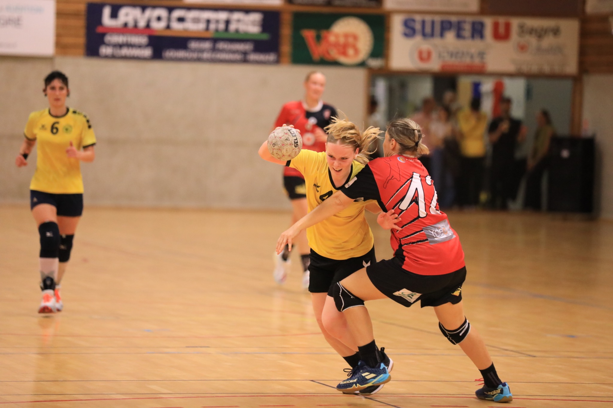 Joueuse du Segré Handball en duel avec une adversaire