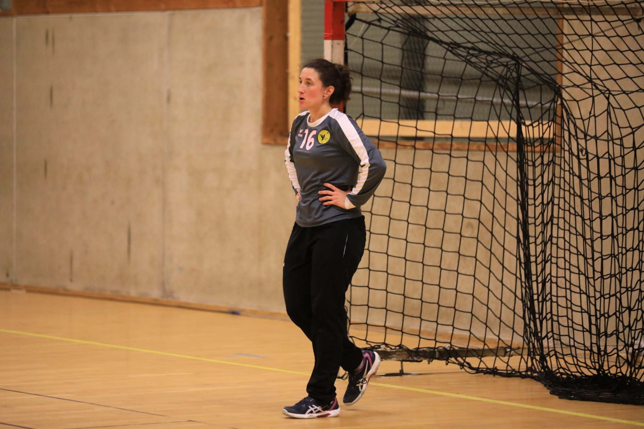Gardienne du Segré Handball devant son but