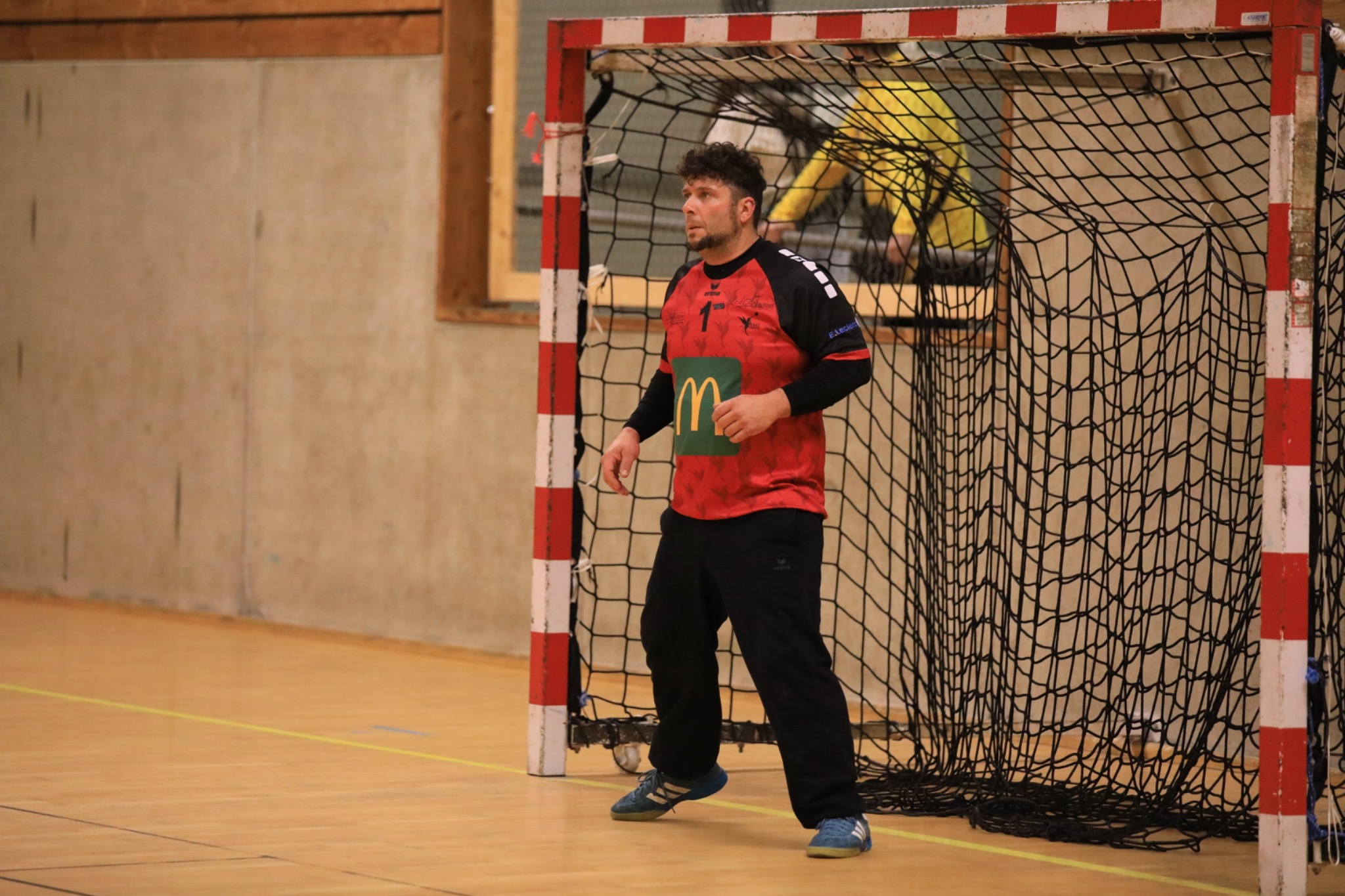 Gardien de handball devant son but pendant une rencontre