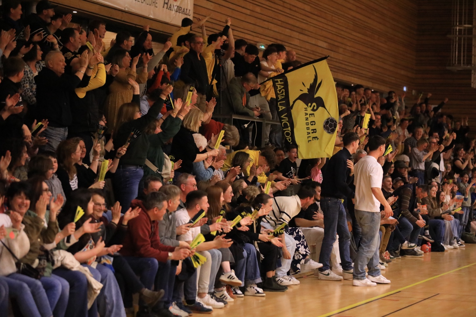 Les supporters du Segré Handball applaudissent dans des tribunes pleines