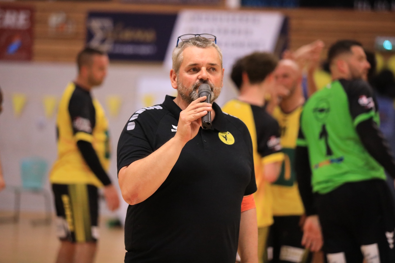 Christophe Amanon portant le polo ERIMA du club, lors d’un moment de la vie du Segré Handball