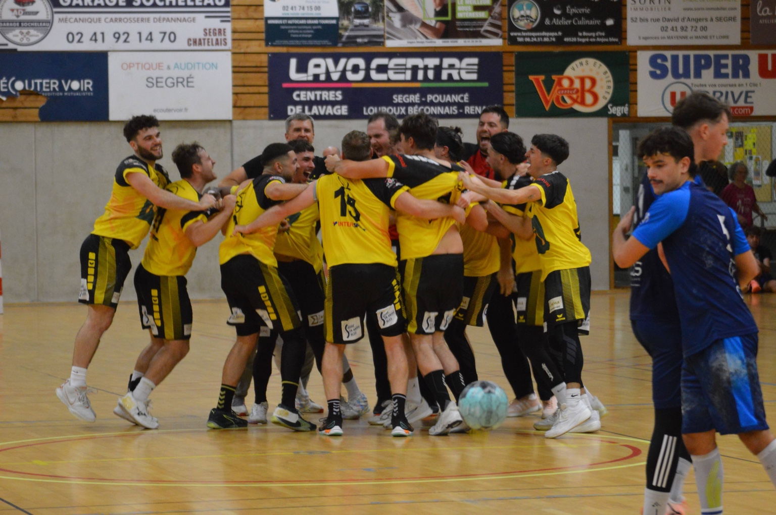 L’équipe première du Segré Handball célèbre un temps fort avec le public