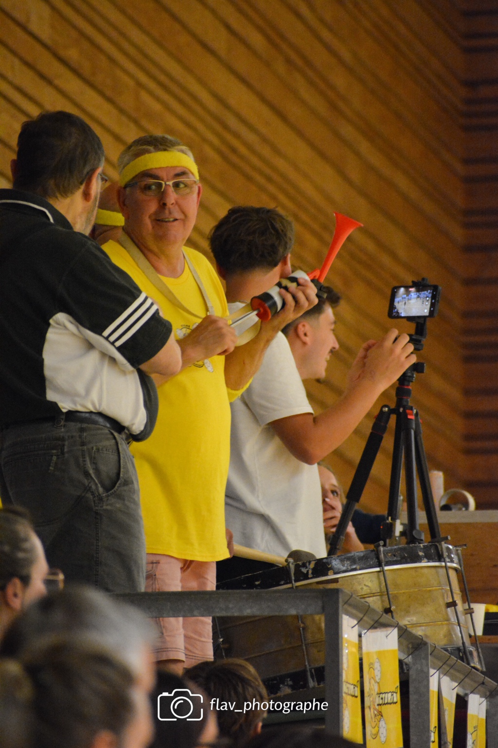 Un supporter anime les tribunes du Segré Handball