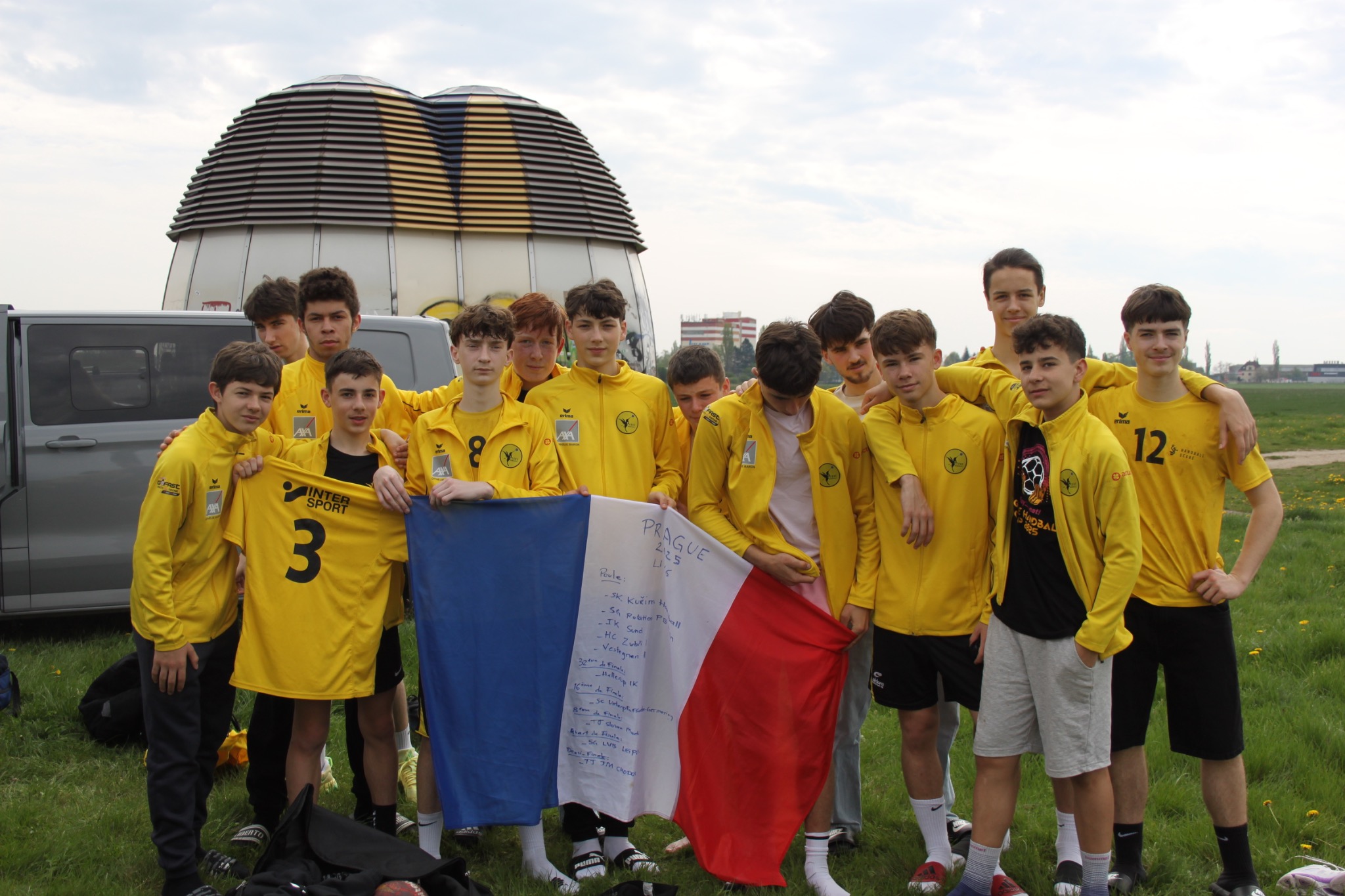 Jeunes joueurs du Segré Handball réunis en maillots jaunes