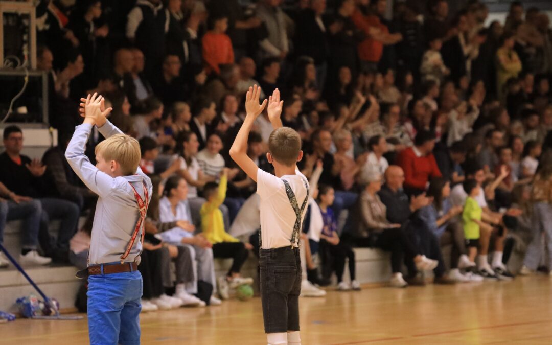 Enfants déguisés animant les tribunes lors d’une précédente Oktoberfest du Segré Handball