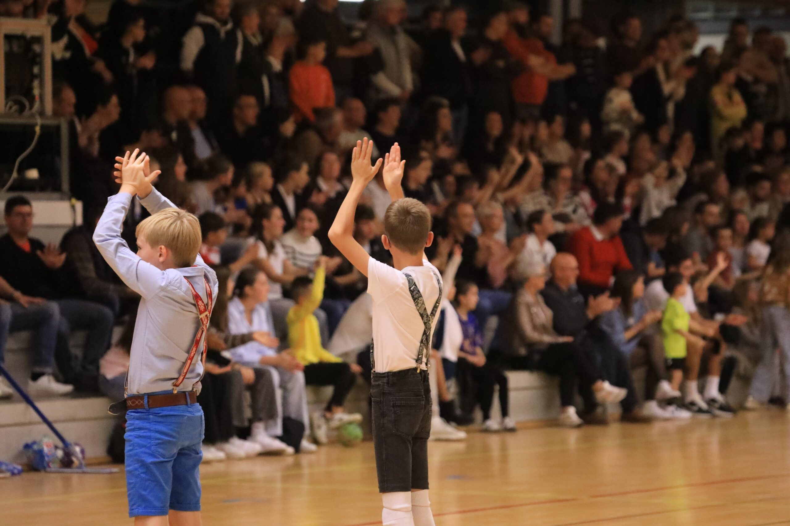 Enfants déguisés devant les tribunes du Segré Handball