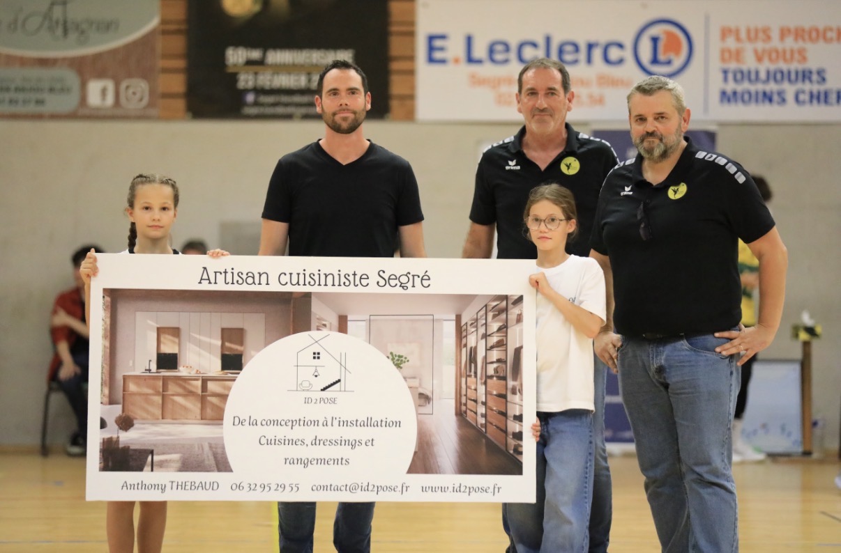 Des partenaires présentent leur panneau au Segré Handball