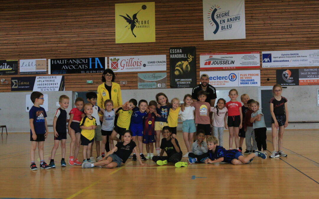 Groupe d’enfants et leurs encadrants dans la salle du Segré Handball