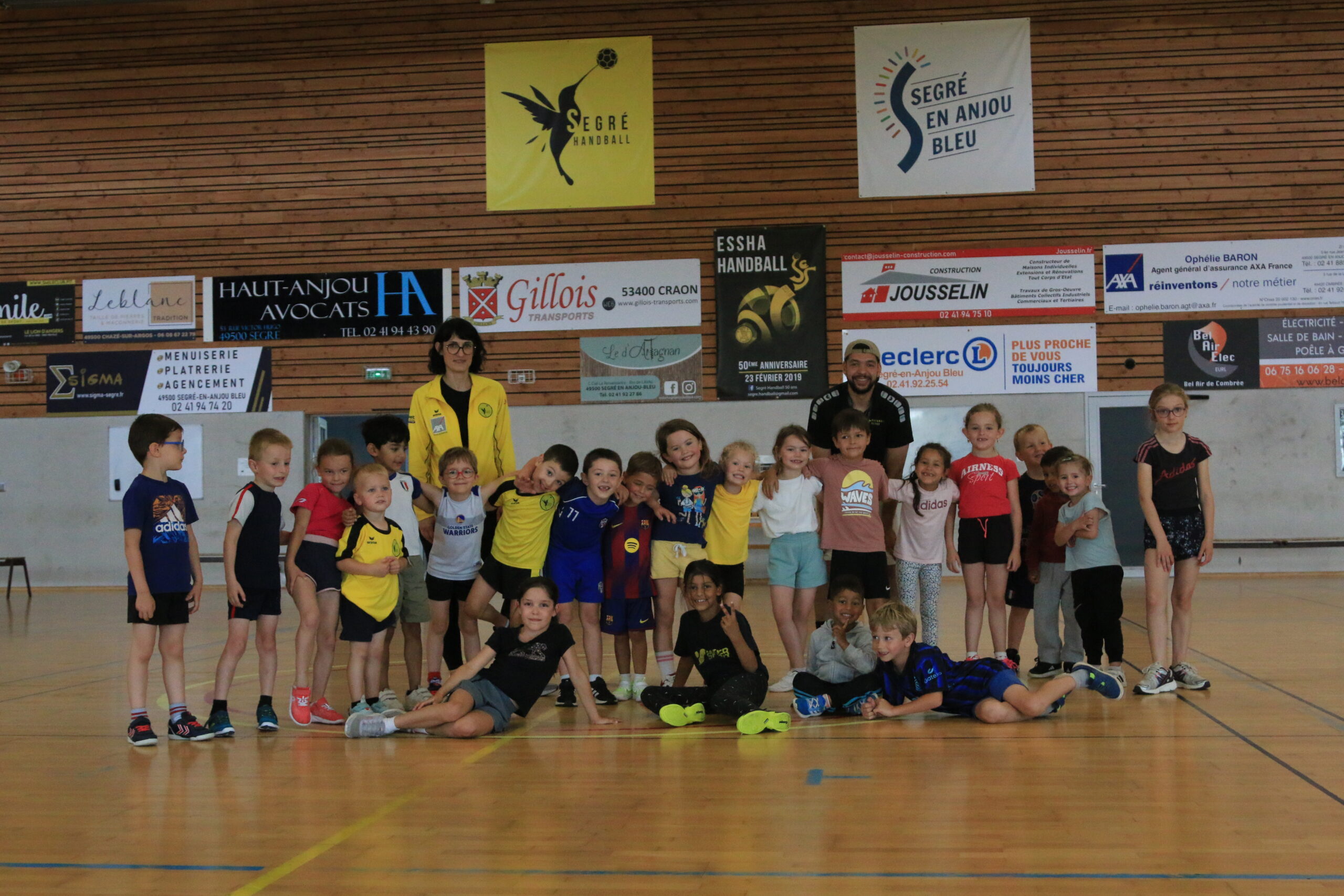 Les enfants et leurs encadrants réunis au Segré Handball